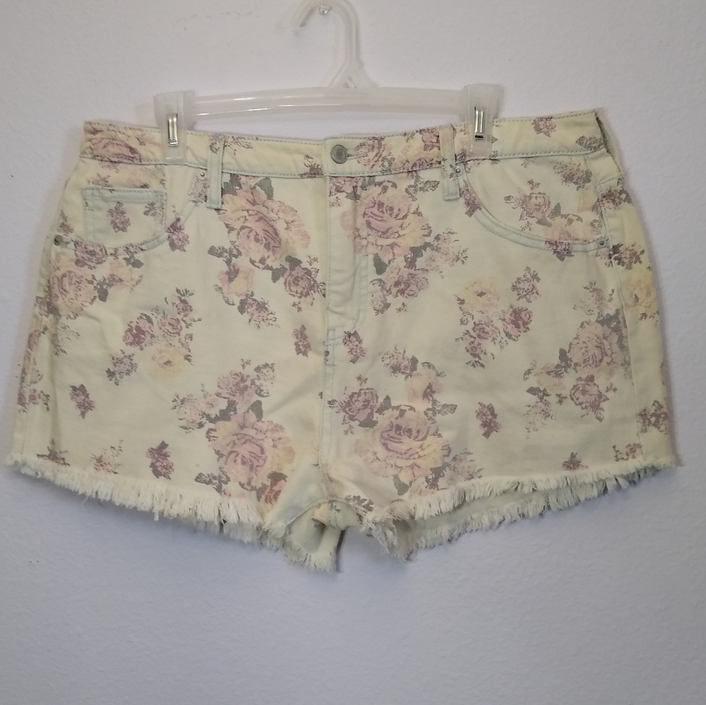 High waisted cream colored shorts with flo…
